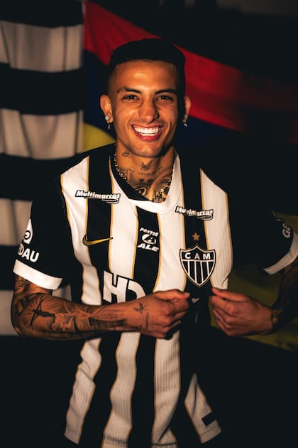 Castaño posando con la camiseta de Mineiro