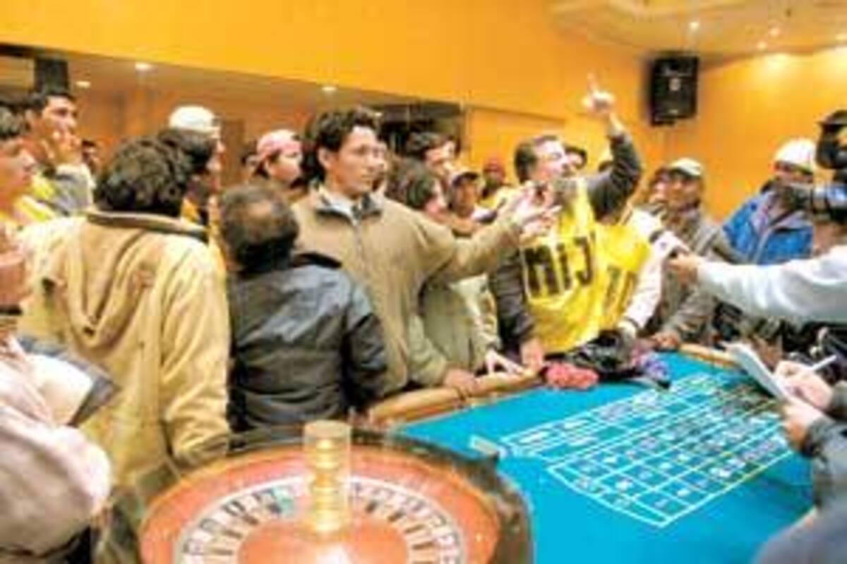 Castells, en la toma del Casino Gala, en Resistencia, el 16 de julio de 2004