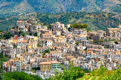 Castiglione está ubicado a 650 metros sobre una colina