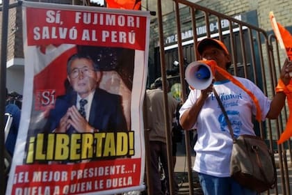 Una seguidora de Fujimori reclama la libertad del expresidente en Lima (Archivo)