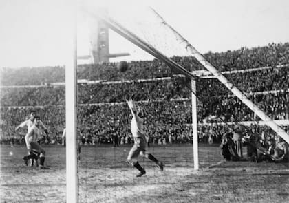 Castro, de cabeza, marca el cuarto gol de Uruguay en la final de 1930 frente a la Argentina