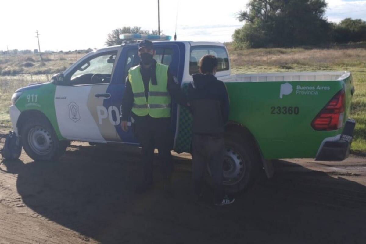 Castro, de espaldas en la foto, permanece desaparecido