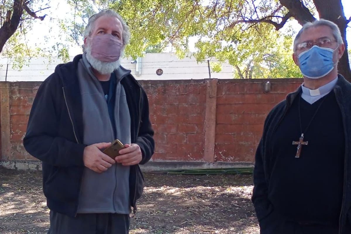 Castro, el sábado, junto al obispo de Luján-Mercedes, Jorge Scheinig