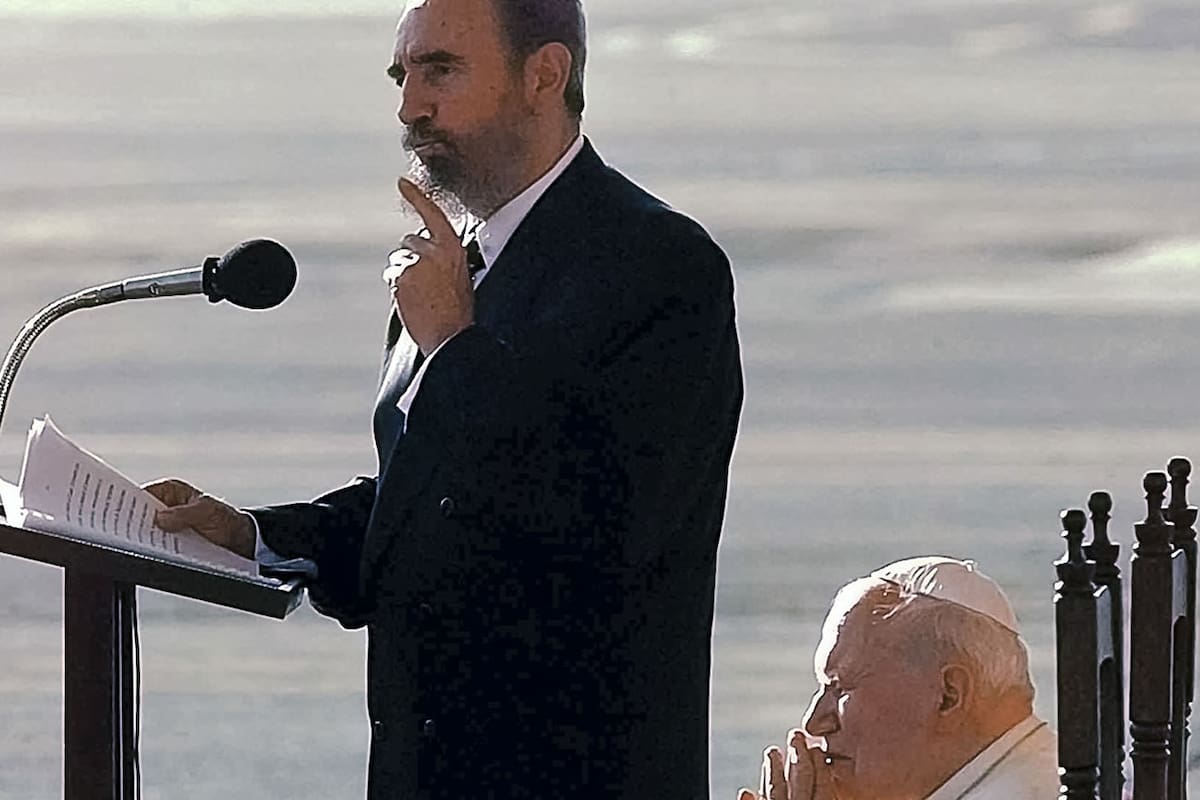 Castro recibe la visita de Juan Pablo II en la Habana, en enero de 1998