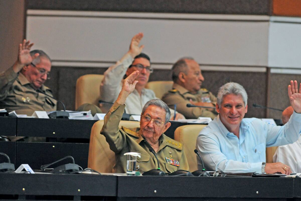 Castro y Días-Canel, durante una reunión de funcionarios cubanos en La Habana