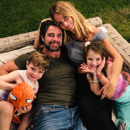 Castro y Rojas junto a sus hijos, Fausto y Esperanza, en tiempos felices (Foto: Instagram @rojassasi)