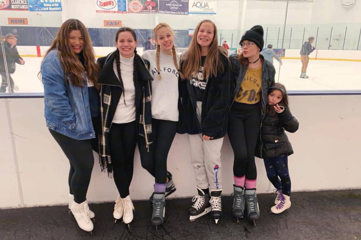 Cat, Gigi, Alexia, Anna, Mónica e Isabella buscan al séptimo integrante de la familia de nombre Giovanni