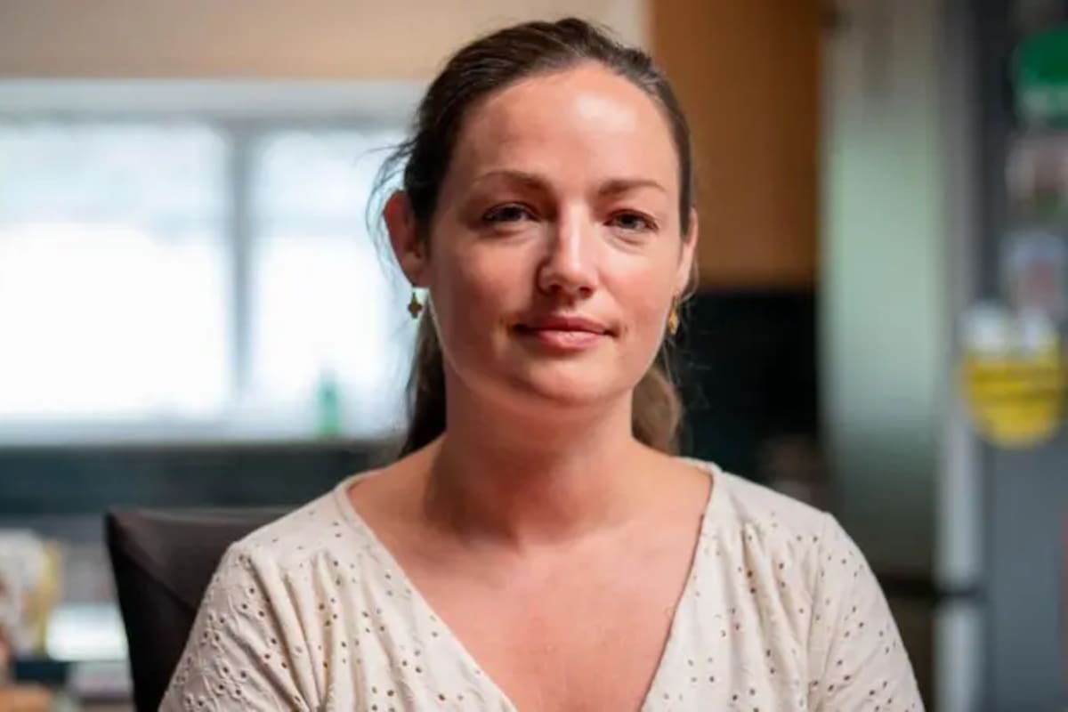 Cat Razzell tenía solo 13 años cuando su madre fue asesinada por su padre