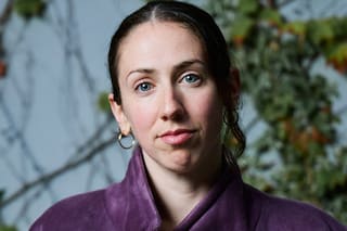 Es la heredera de un famoso actor, estudió en Francia y hoy elige vivir en una isla de Tigre para criar a su hija