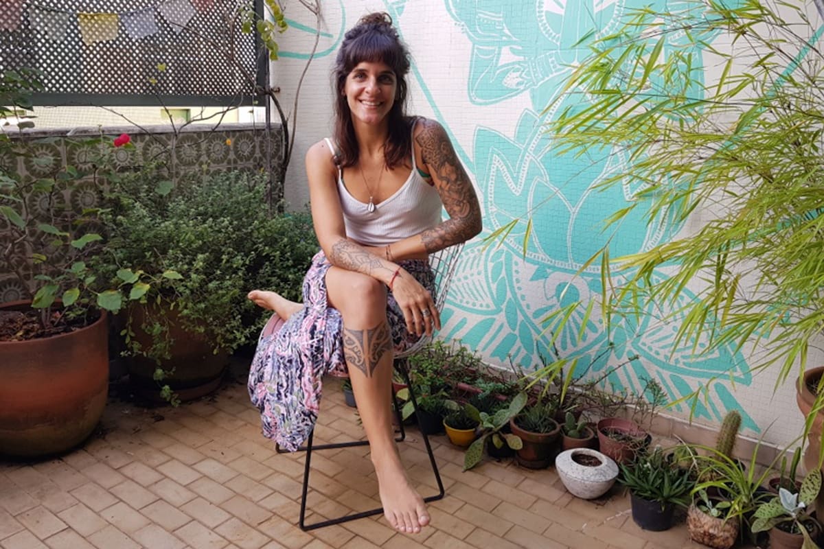 Catalina D Alessandro dejó la ciudad a los 27 años y se instaló en Brasil; hoy dibuja sus diseños sobre personas de todo el mundo