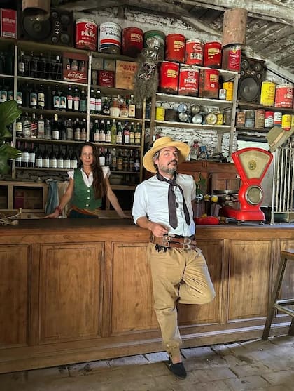 Catalina Guerrico y Matías Méndez Morgan, en la pulpería de La Margarita