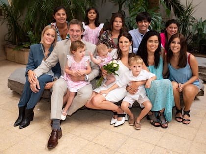Catalina Hornos junto a su pareja, Jorge De All, y sus once hijos: siete adoptivos, tres biológicos y una mujer del matrimonio anterior
