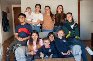 Tiene 36 años y 10 hijos: cómo fue adoptar a siete chicos y su compromiso para cambiar la realidad
