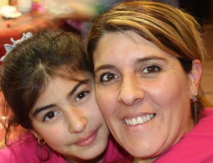 Catalina junto a su mamá.