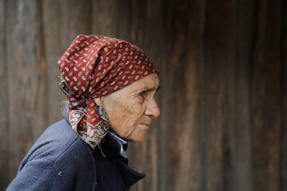 Catalina, la abuela de Loan, durante una recorrida por las zonas aledañas a su casa