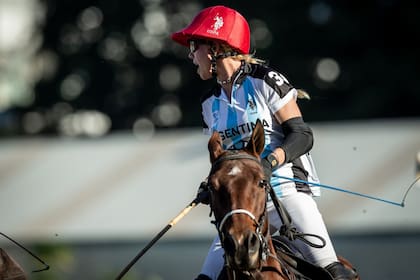 Catalina Lavinia, la polista de más alto handicap (6) del seleccionado local, tiene apenas 16 años.