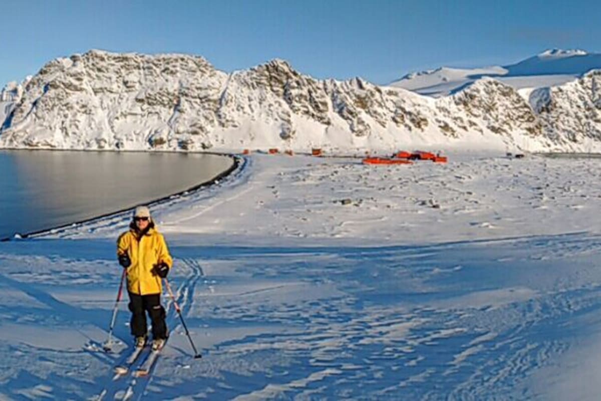 Catalina Martínez, estucia a los pingüinos, desde los 15 años tuvo claro que quería ser guardiana de la naturaleza y nada la detuvo. Nacida en Punta Alta, provincia de Buenos Aires, pasó por los parques nacionales Nahuel Huapi, Lanín y Laguna Blanca antes de llegar a la Antártida, donde se encuentra