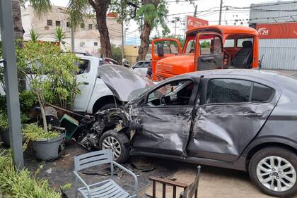 Catamarca: así fue el momento en que un camión cisterna fuera de control chocó a toda velocidad contra seis automóviles