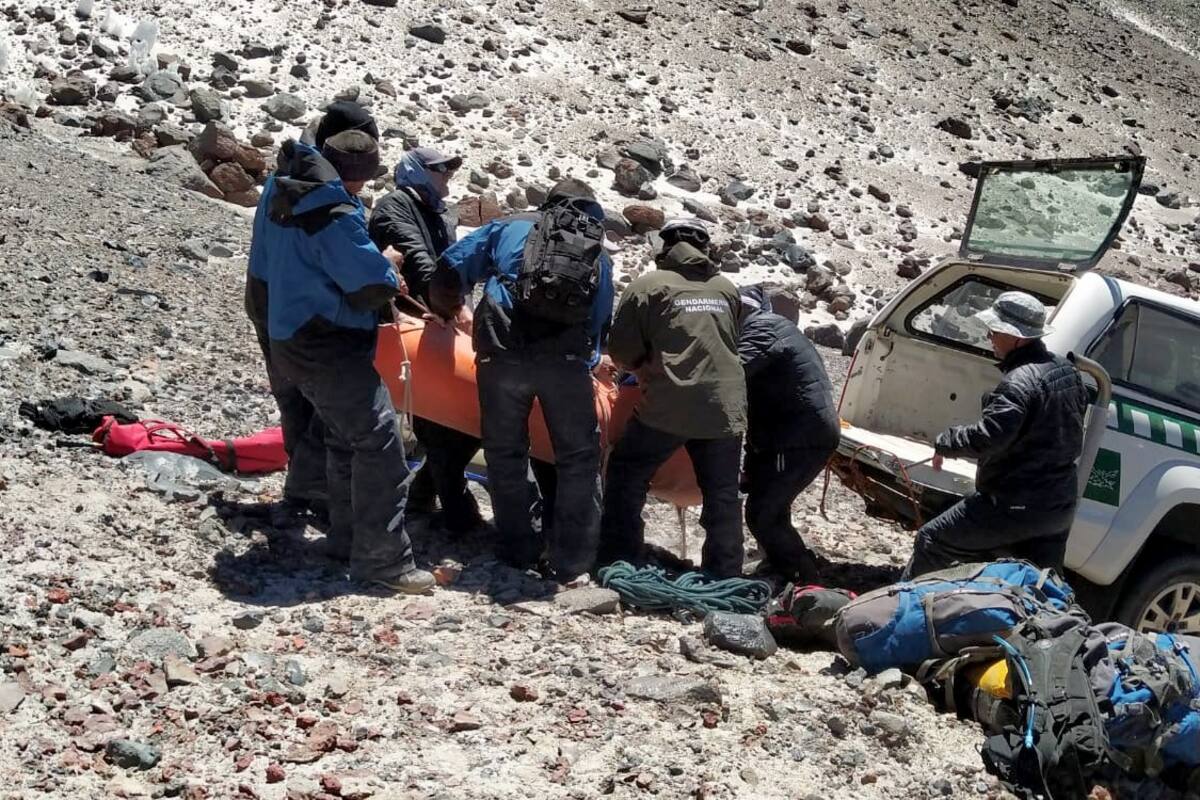 Catamarca: trasladan al andinista que murió en el volcán Ojos del Salado