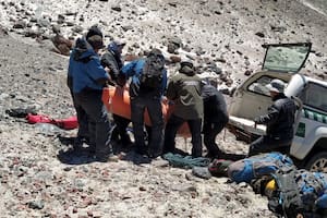Catamarca: trasladan el cuerpo del andinista que murió en el volcán Ojos del Salado