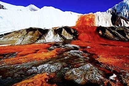 El característico color rojizo de las Cataratas de Sangre se debe a una salmuera rica en hierro que aflora desde el hielo. Foto de archivo