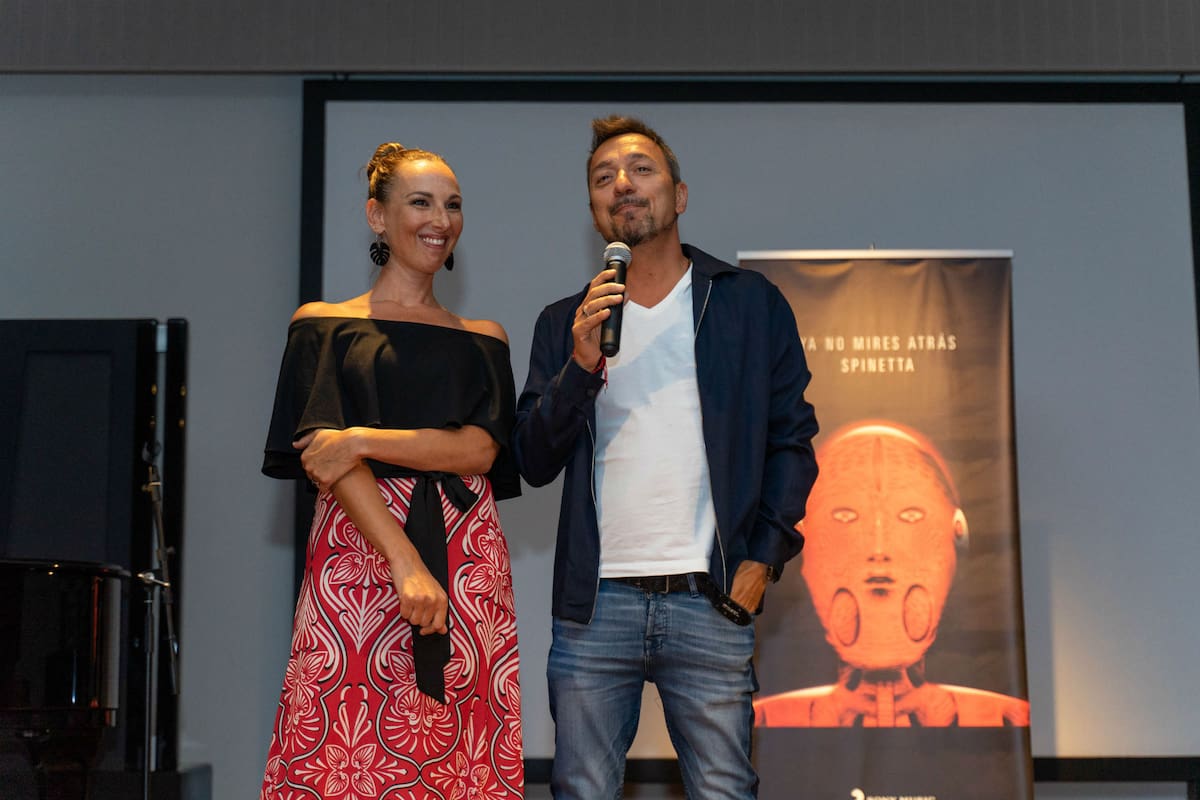 Catarina y Damián Amato, director de Sony, en la presentación de No mires atrás, el nuevo álbum póstumo de Luis Alberto Spinetta