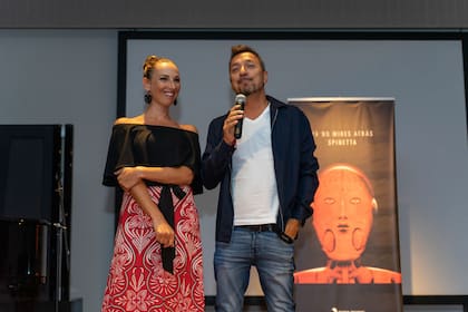 Catarina y Damián Amato, director de Sony, en la presentación de No mires atrás, el nuevo álbum póstumo de Luis Alberto Spinetta