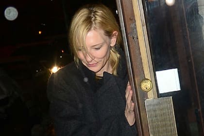 Cate Blanchett al salir del hogar de la pareja de Philip Seymour Hoffman, Mimi ODonnell, tras la muerte del actor