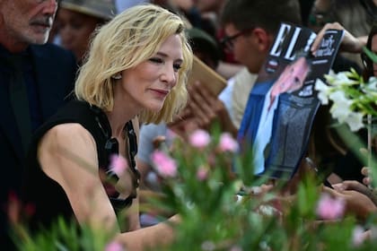 Cate Blanchett firma autógrafos junto a la alfombra roja este miércoles antes de la ceremonia inaugural del Festival de Cine de Venecia