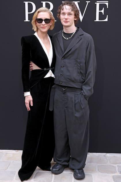 Cate llevó un smoking, con cut-out en el saco, de la colección otoño-invierno 2025/2026 de Armani Privé. Su hijo eligió un canchero look sastrero de la firma