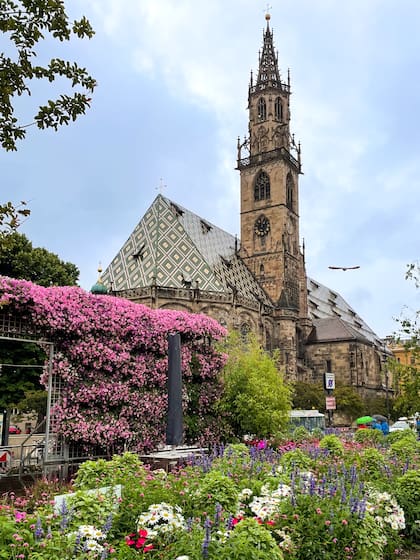 Catedral de Bolzano, un magnífico ejemplo de arquitectura gótica, dedicada a la Asunción de María.