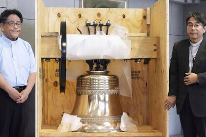 Catedral de Nagasaki bendice campana que reemplaza una destruida por la bomba atómica de EE.UU.