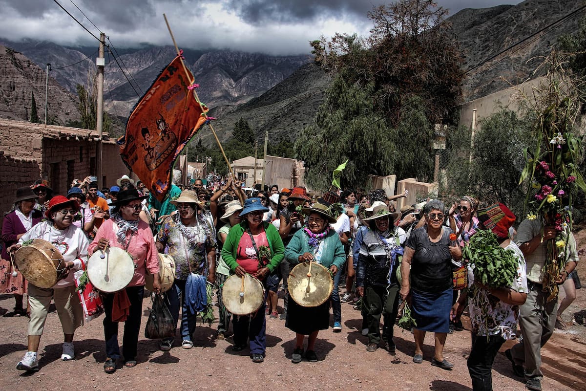 CATEGORÍA GENERAL PRIMER PREMIO Obra: COMADRES de MAURO BERSANKER En cada rincón de la provincia, los jujeños se preparan para vivir el Carnaval. En los jueves de Comadres las protagonistas son exclusivamente las mujeres, bajan de los cerros saliendo de sus casas y dejando definitivamente atrás la r