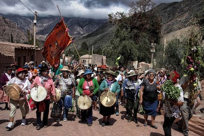 CATEGORÍA GENERAL PRIMER PREMIO Obra: COMADRES de MAURO BERSANKER En cada rincón de la provincia, los jujeños se preparan para vivir el Carnaval. En los jueves de Comadres las protagonistas son exclusivamente las mujeres, bajan de los cerros saliendo de sus casas y dejando definitivamente atrás la r