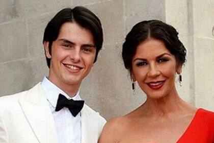 Catherien Zeta Jones bromeó en las redes sociales sobre el susto que le provocó su hijo, Dylan, de 19 años
