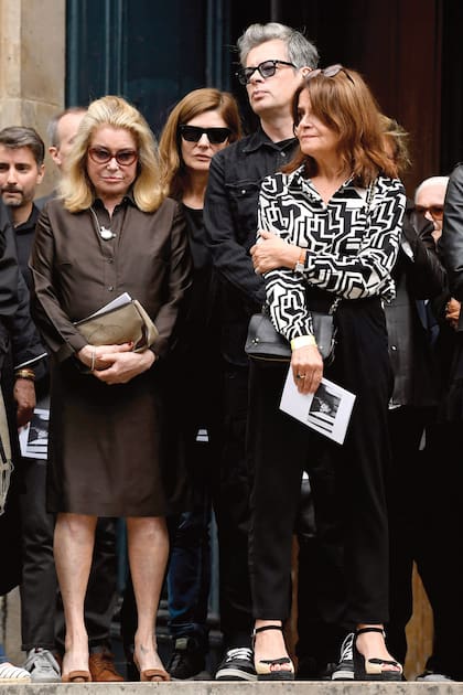 Catherine Deneuve con su hija Chiara Mastroiani y su yerno Benjamin Biolay también estuvieron en el funeral.