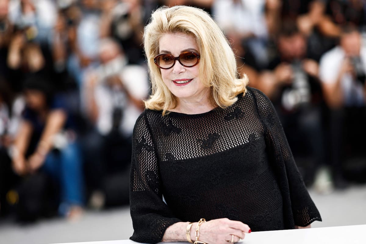 Catherine Deneuve durante la sesión de fotos dedicada al film Marcello Mio, un homenaje a Marcello Mastroianni en el que en el que la legendaria actriz francesa se interpreta a sí misma y comparte la pantalla con Chiara, la hija de ambos