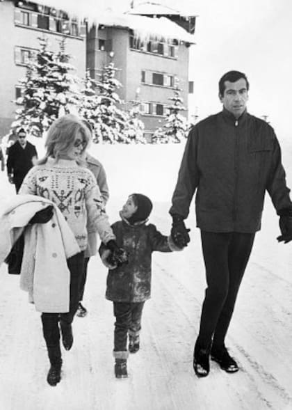 Catherine Deneuve, Roger Vadim y su hija, Nathalie (Foto: Getty Images)