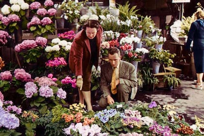 Catherine Dior, la hermana de Christian Dior, junto a Hervé Des Charbonneries después de la guerra