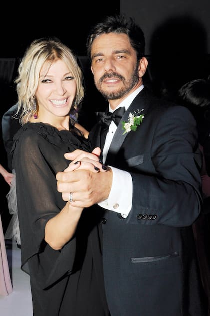 Catherine Fulop (con vestido de Carolina Müller) fue una de las primeras en sacar a bailar al novio. Osvaldo Sabatini, su marido, estaba en Miami por trabajo. Cathy llegó a la estancia con Jorge Ibáñez y Fabián Medina
Flores.