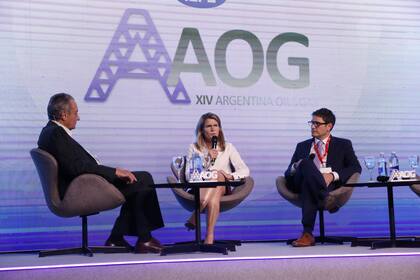 Catherine Rémy (TotalEnergies) y Ricardo Rodríguez (Shell Argentina), en una charla con Ernesto Lopez Anadón, presidente del IAPG, en la AOG Expo 2023