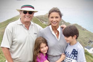 Catherine Zeta Jones celebró la graduación de su hijo con una fotografía que sorprendió a sus seguidores porque muestra el paso del tiempo