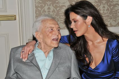 Catherine Zeta-Jones mantiene una excelente relación con su suegro, esa leyenda que es Kirk Douglas
