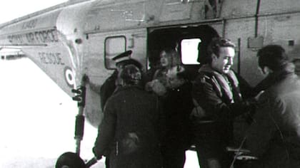 Cathy Davidson fue vista por la tripulación de un helicóptero arrastrándose en busca de ayuda