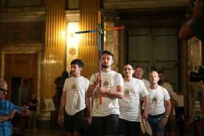 Católicos LGBTQ+ llegan a Roma en peregrinación por el Año Santo y celebran mayor aceptación