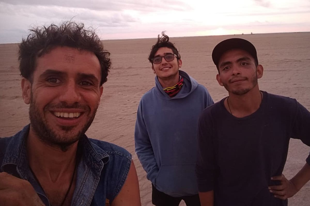 Catriel Aiello hoy, junto con otros dos jóvenes en la misma situación