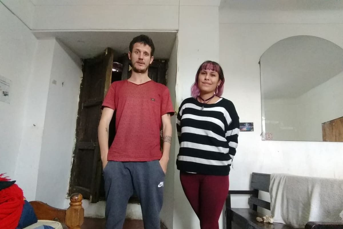 Catriel y Suyai son músicos y viajan por América latina; él tiene problemas respiratorios y necesita acceso a medicación