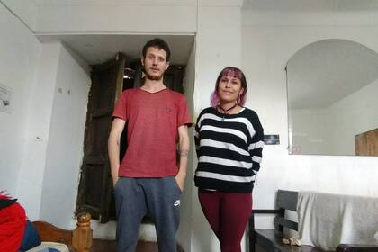 Catriel y Suyai son músicos y viajan por América latina; él tiene problemas respiratorios y necesita acceso a medicación