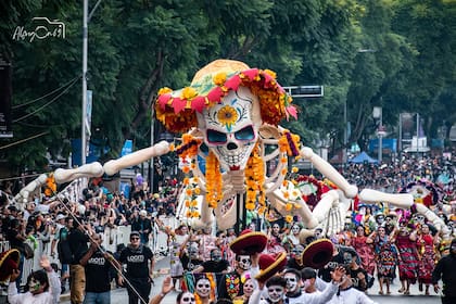 Catrinas monumentales desfilan por las calles de la Ciudad de México para celebrar el Día de Muertos (Facebook/Comuna Medios)