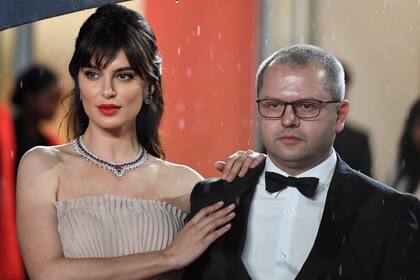 Catrinel Menghia, protagonista de La Gomera, junto con Corneliu Porumboiu, en su paso por el Festival de Cannes